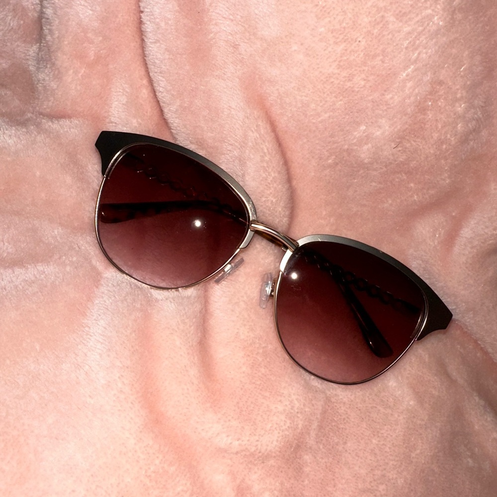 Jessica Simpson sunglasses!